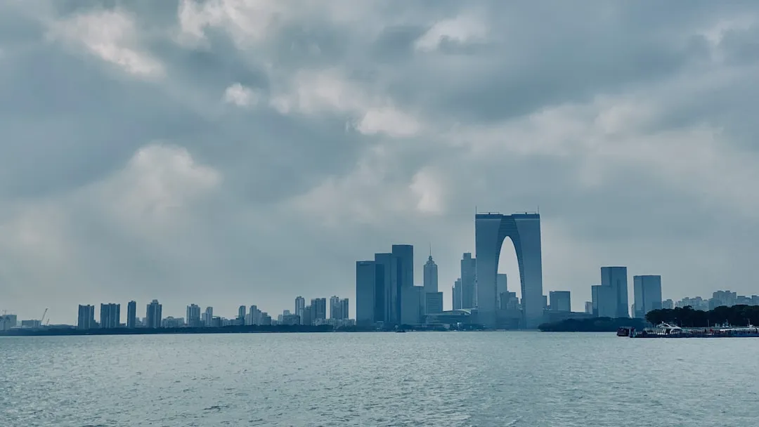库存预警软件与扫码出入库软件选型对比：企业仓储管理软件光盘部署方案参考
